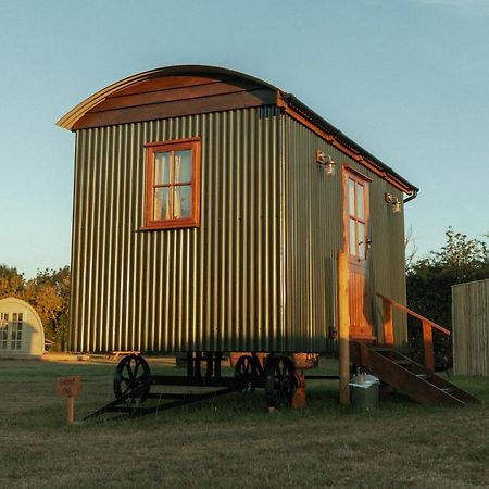 Glamping In Wiltshire In Our Luxury Shepherds Hut 치펜햄 외부 사진