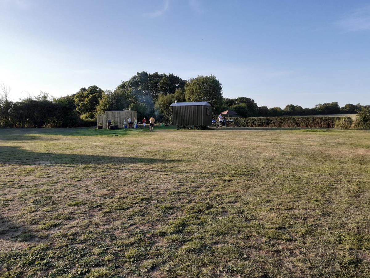 Glamping In Wiltshire In Our Luxury Shepherds Hut 치펜햄 외부 사진