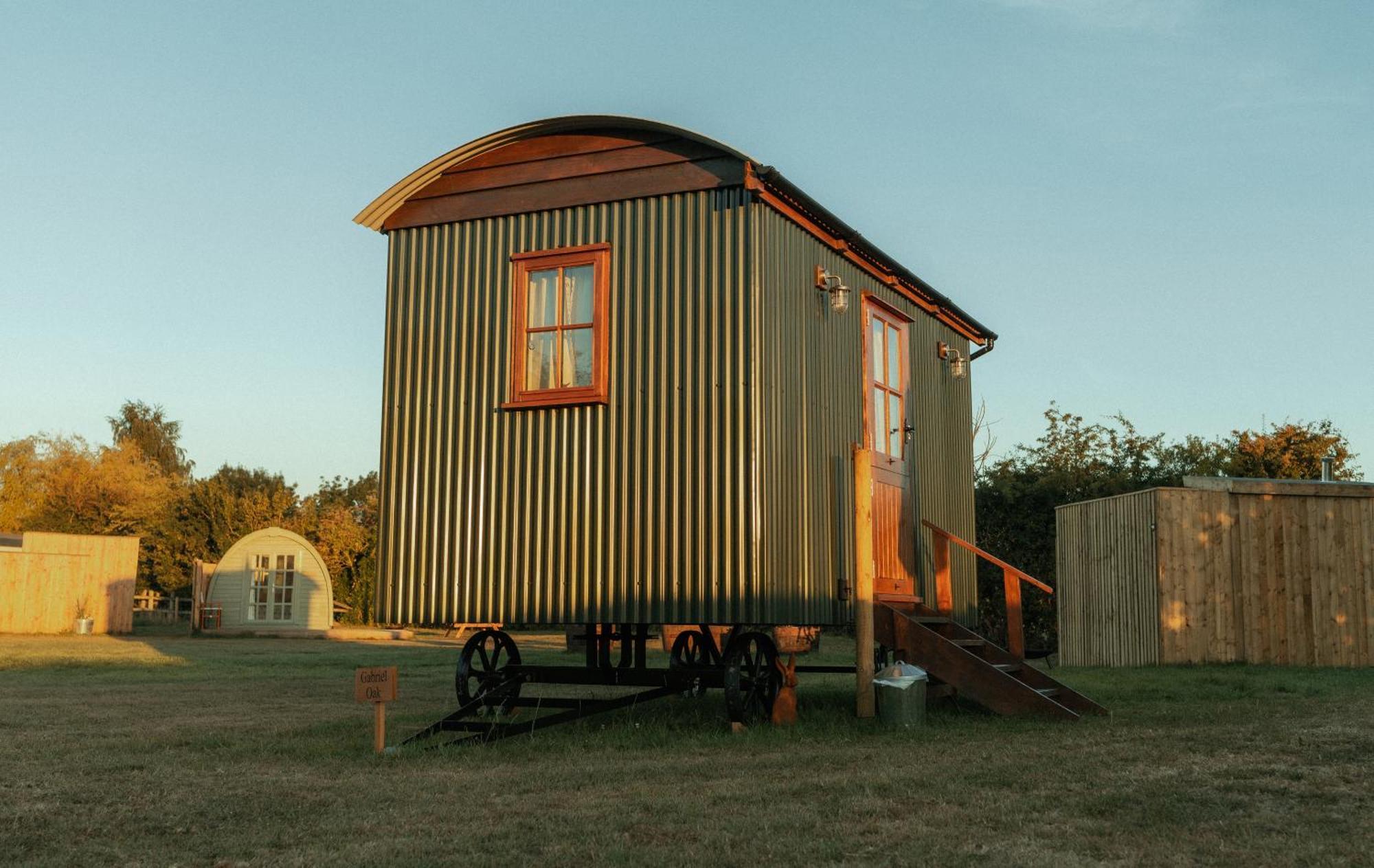 Glamping In Wiltshire In Our Luxury Shepherds Hut 치펜햄 외부 사진