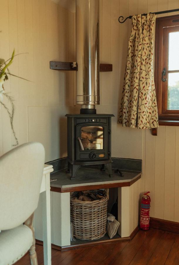 Glamping In Wiltshire In Our Luxury Shepherds Hut 치펜햄 외부 사진