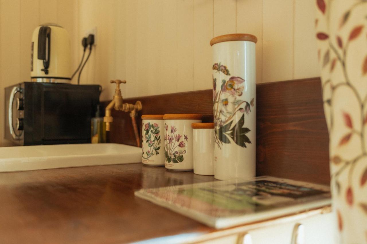 Glamping In Wiltshire In Our Luxury Shepherds Hut 치펜햄 외부 사진